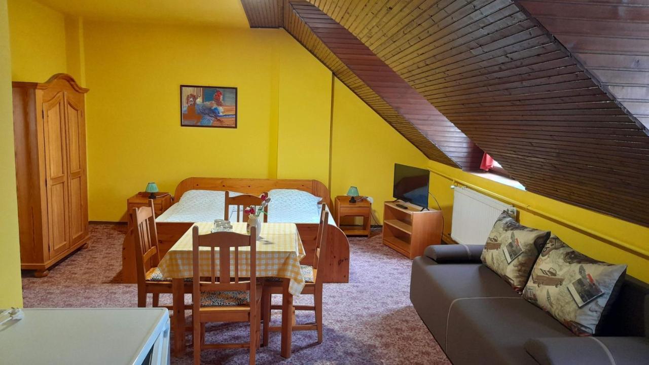 Отель Centrum Apartman Хайдусобосло Экстерьер фото